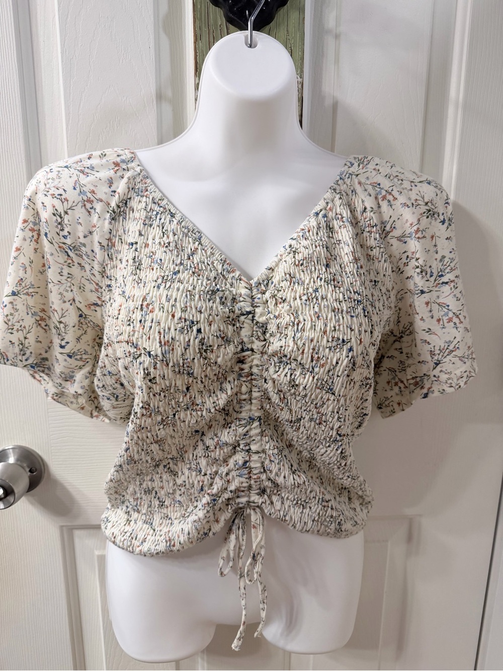 Smocked V-Neck Floral Willow-Root Crop Top - Cream with floral print
